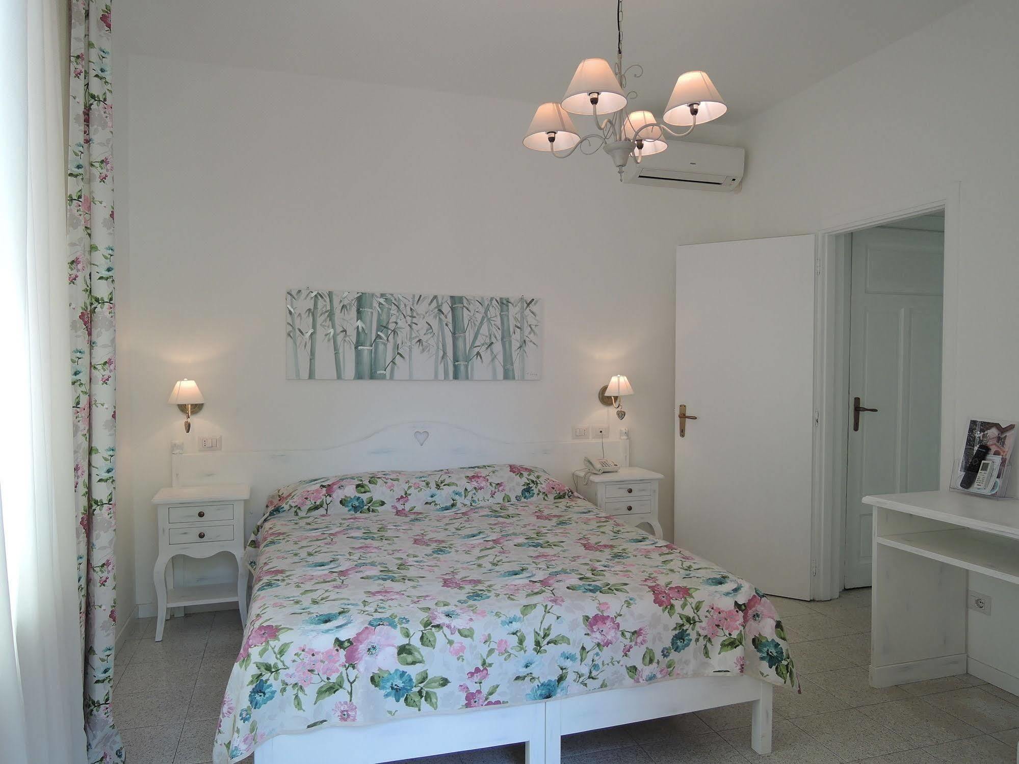 Hotel La Scogliera Bordighera Exterior photo